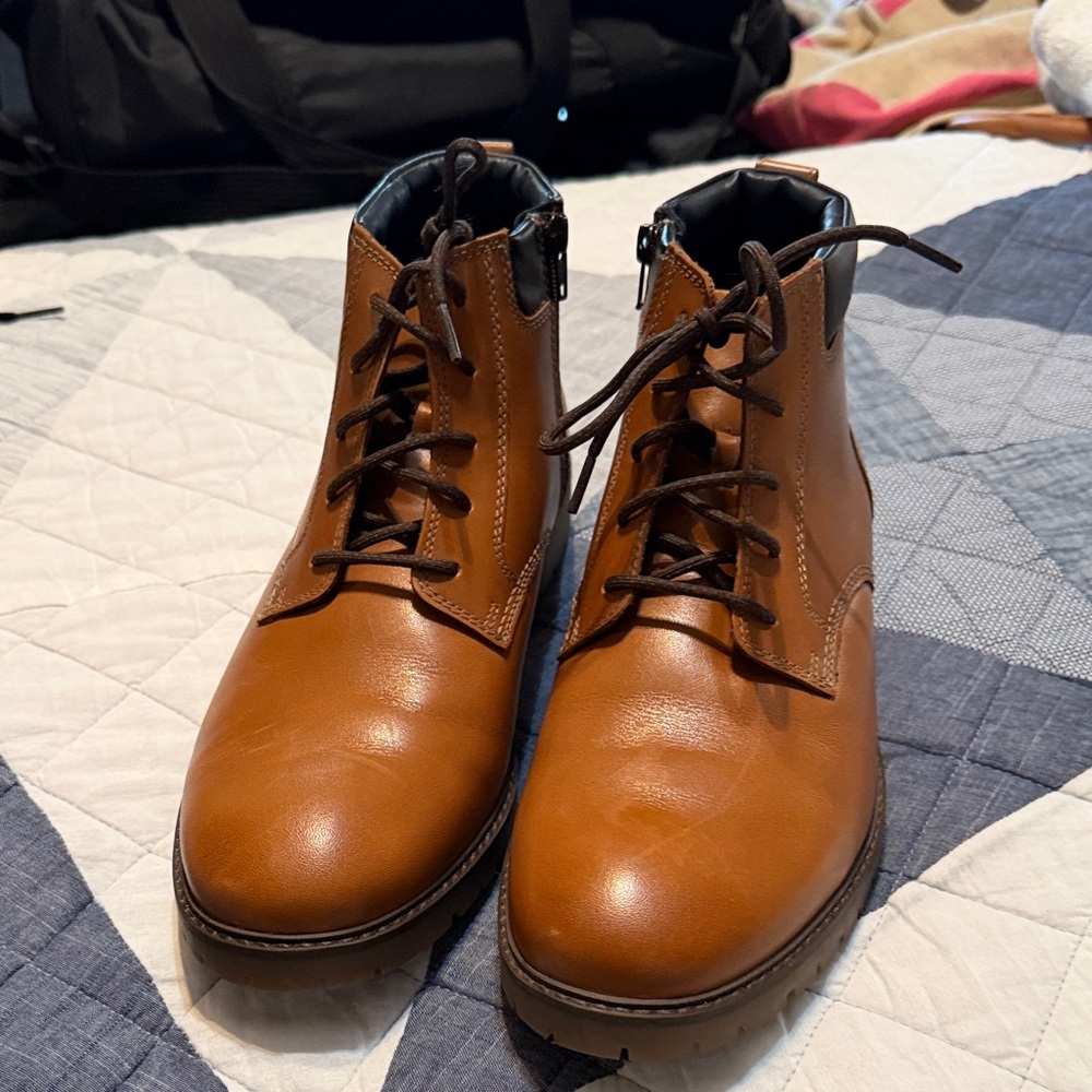 Johnston & Murphy Tan Chukka Boots
